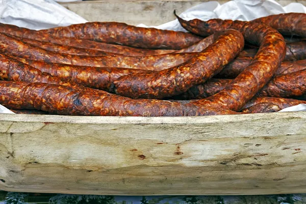 Румынская колбаса в деревенской деревянной чаше, вырезанной — стоковое фото