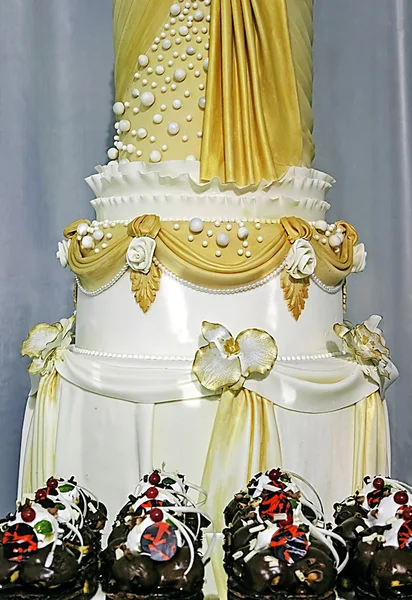 Un Gâteau De Mariage Spécialement Décorée Avec Des Fleurs Comestibles  Banque D'Images et Photos Libres De Droits. Image 17306056