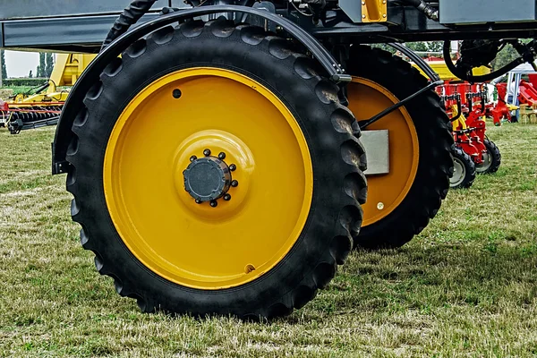 Vehículo de granja de ruedas gigantes —  Fotos de Stock