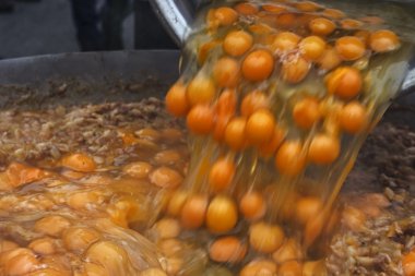 geniş bir kabın içine 1 kırık yumurta dökün