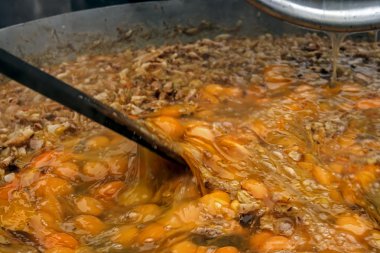 büyük bir kase-2 kırık yumurta dökün