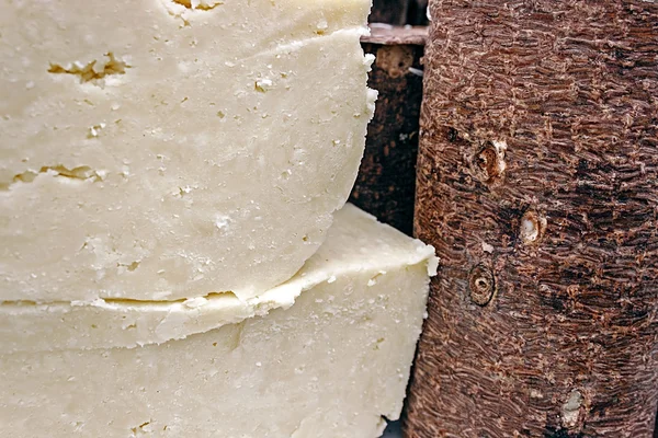 Queijo embrulhado em casca de abeto e queijo de ovelhas . — Fotografia de Stock