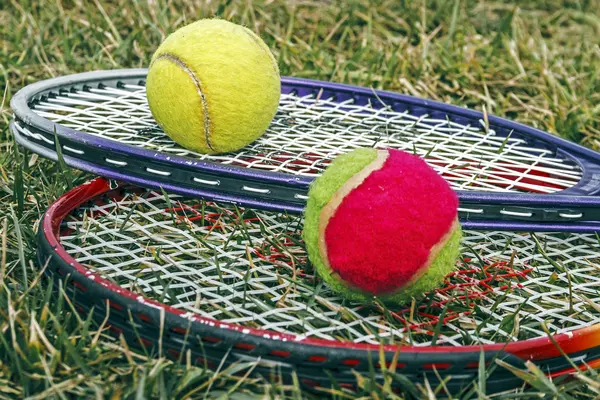 Raquetes e bolas de badminton — Fotografia de Stock