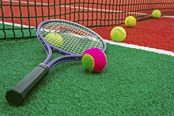 Pelotas de tenis y raqueta-2 — Foto de Stock