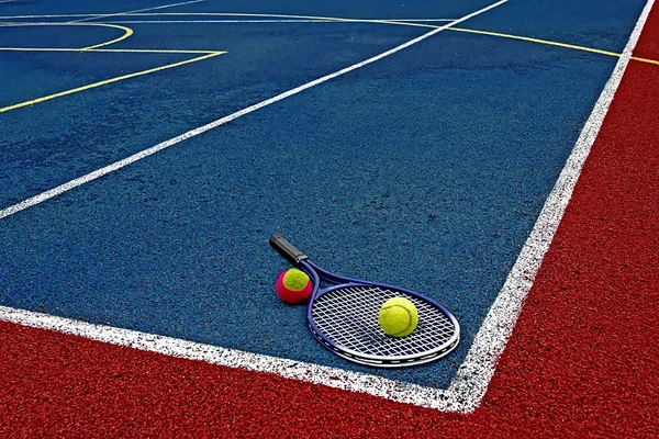 Pelotas de tenis y raqueta-1 —  Fotos de Stock
