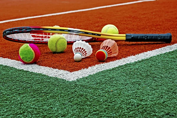 Теннисные мячи, шаттлы Бадминтона и ракетка-4 — стоковое фото