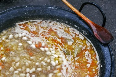 büyük bir tencerede 4 hazırlanan fasulye çorbası