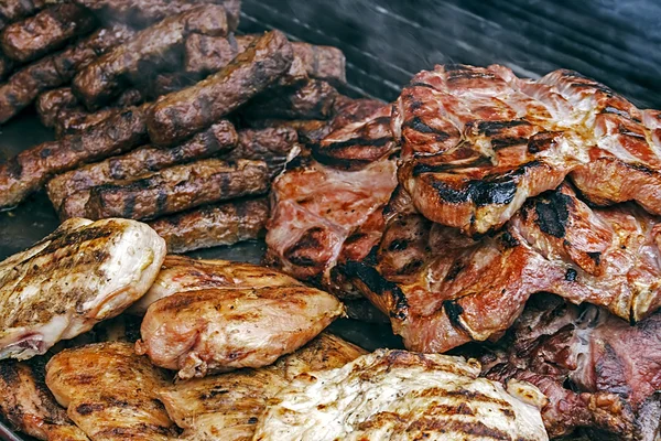 Gebakken vlees geplaatst op de grill — Stockfoto