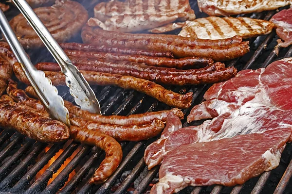 香肠和肉放在烤架上 — 图库照片