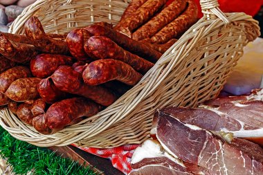 hasır sepet ve pastırma, sosis