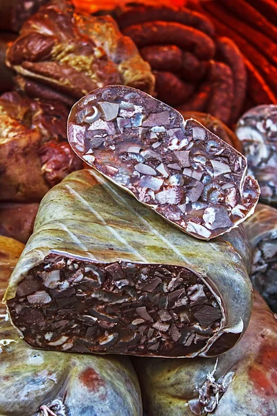 Pedaços e salsichas tradicionais — Fotografia de Stock