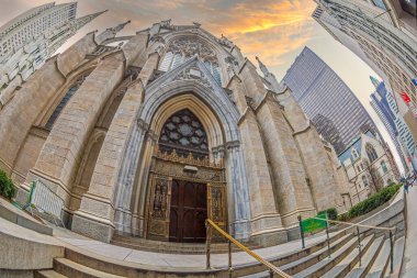 NEW YORK, ABD - 6 Mart 2020: Neo-gotik Katolik tarzıyla dekore edilmiş ve 1879 'da New York Katolik Başpiskoposluğu' nun başkenti olan Saint Patrick Katedrali 'nin dışı.