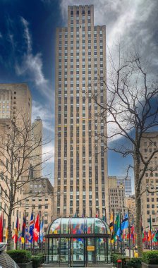 NEW YORK, ABD - 6 Mart 2020: Rockefeller Plaza 'daki Rockefeller Center' dan Rock binasının tepesi. Rockefeller Merkezi Manhattan şehir merkezinde 19 binası olan bir kompleks..