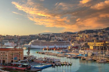 GENOA, İtalya - 20 Mart 2021: Porto Antico ile Ceneviz limanının panoramik manzarası, botlar ve İtalyan kıyılarındaki renkli evler.
