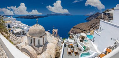 FIRA, SANTORINI Adaları, GREECE - 21 Haziran 2021: Fira (Thira) şehrinin tipik beyaz mimarisi. Arkaplanda volkanik ada Nea Kameni.
