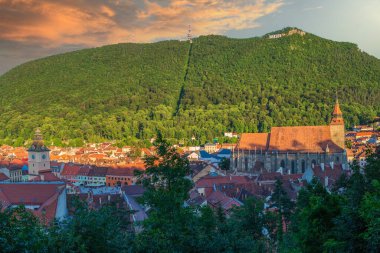 Romanya 'nın Brasov kentinin tarihi merkezine sahip hava manzarası. 1203 tarihli belgesel, şehir ve çevresi ülkenin merkezinde yer alan güçlü bir turizm merkezidir..
