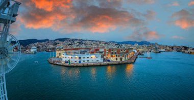 GENOA, İTALYA - 21 Mart 2021 Akşam Ceneviz Limanı Tekneler, yatlar ve yolcu gemileriyle.