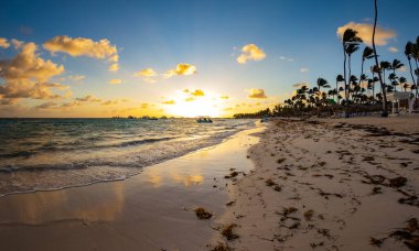 Punta Cana 'da Dominik sahilinde gün batımı. Balık manzarası.