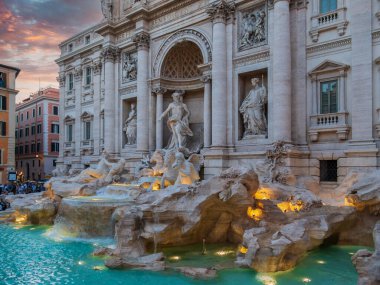 Rome, İtalya - 2 Haziran 2017: Trevi Çeşmesi Roma, İtalya, turist alacakaranlıkta.