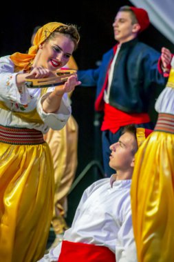 TIMISOARA, ROMANIA - 9 Temmuz 2016: Geleneksel kostümlü Sırp genç dansçılar, Timisoara Belediye Binası tarafından düzenlenen uluslararası halk festivali 