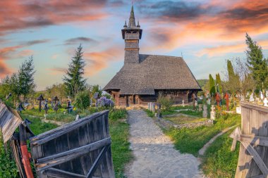 Rogoz köyü, Targu Lapus, Maramures County, Romanya-19 Eylül 2020: Tahta kilise Kutsal Başmelekleri Michael & Gabriel 1663 tarihli. Tarihi Anıt Dünya Mirası Alanı olarak kaydedildi.