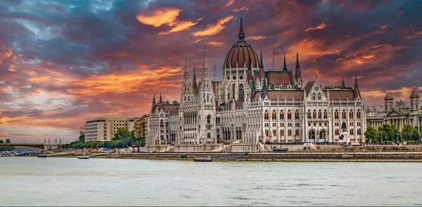 Kilátás Parlament Épületére Budapesten — Stock Fotó