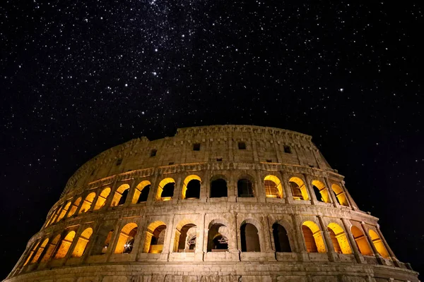 Vista Noturna Fora Coliseu Roma Itália Com Ruínas Específicas Luzes — Fotografia de Stock