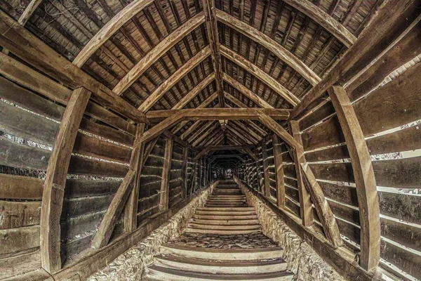 木造の階段 屋根付きの階段 1642年に市内の上下を結ぶために建てられたもので 教会や学校へのアクセスを主な目的としていました — ストック写真
