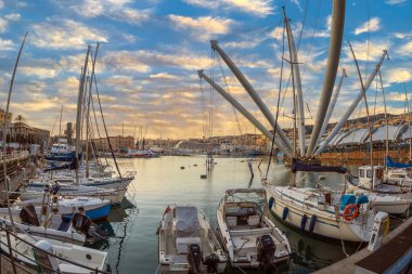 GENOA, İTALYA - 20 Mart 2021: Porto Antico ile Ceneviz limanı, botlar ve İtalya kıyılarındaki renkli evler.