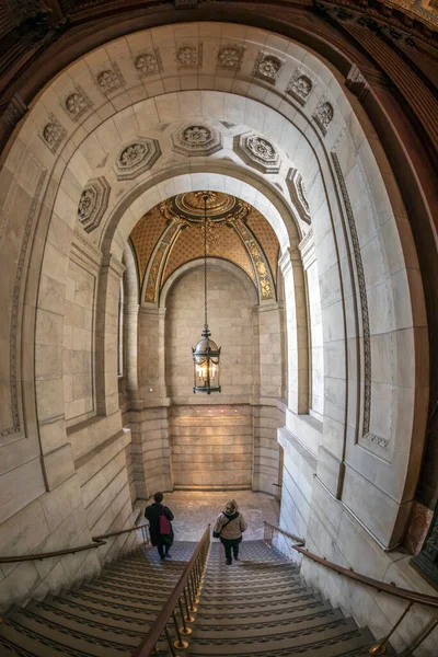 NEW YORK, ABD-MARCH 7. 2020: Halk Kütüphanesi 'nin iç manzarası. 53 milyon parça ve 92 yer ABD' deki ikinci en büyük halk kütüphanesi ve dünyanın üçüncü büyük kütüphanesi..