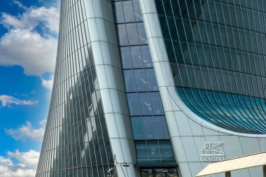 MILAN, ITALY - 28 Haziran 2019: Tre Torri Milan 'daki şehir hayatı kompleksinde mimar Zaha Hadid' in Generali Kulesi 'nin detayları. Generali finansal sigorta şirketleri için modern binalar.