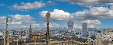 Milan, İtalya - 11 Aralık 2016: Görünüm üst Gotik Milan Katedrali, İtalya'nın Milan üzerinde. Kilise çatı heykeller gökdelenler içinde belgili tanımlık geçmiş şehrin ön planda,.