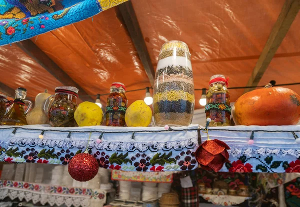 マラムレシュ地方エリア 特定の雰囲気から従来製品とストリートのクリスマス フェアから側面 — ストック写真