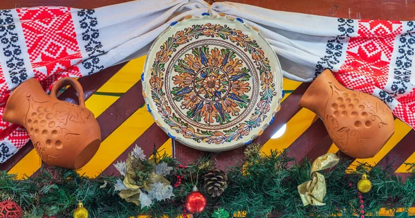 Traditioneller Rumänischer Weihnachtsschmuck Mit Tannenzweigen Stickereien Tassen Und Bemaltem Tonteller — Stockfoto