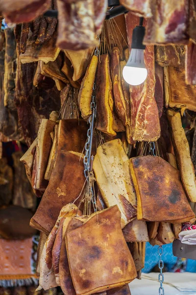 Vários Tipos Salsichas Romenas Fumadas Secas Expostas Para Venda Uma — Fotografia de Stock