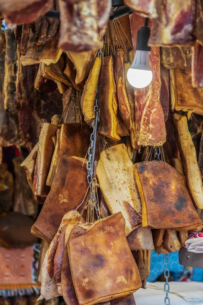 Différents Types Saucisses Roumaines Fumées Séchées Exposées Vente Lors Une — Photo