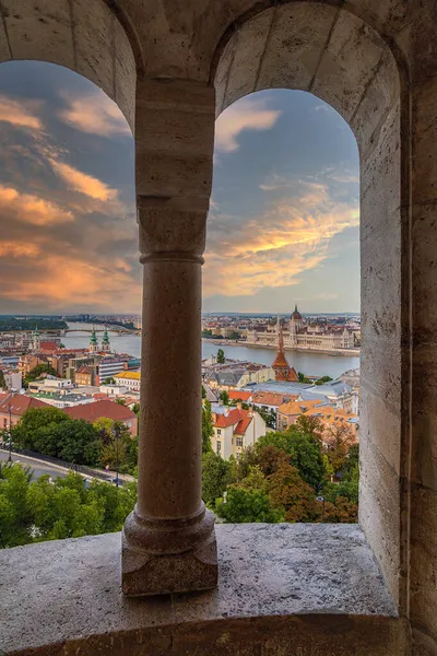 Vista Sobre Parlamento Húngaro Edifício Budapeste Bastião Dos Pescadores — Fotografia de Stock