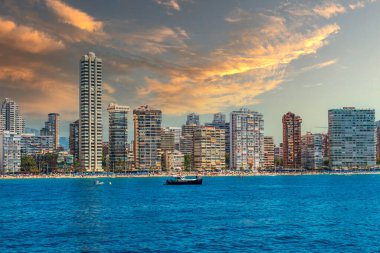BENIDORM, SPAIN - 16 AĞUSTOS 2020: Akdeniz 'den şehrin gökdelenlerinin görüntüsü. Şehir İspanya 'nın Manhattan' ı olarak kabul edilir..