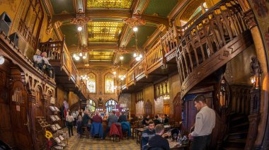 BUCHAREST, ROMANIA - 26 Kasım 2019: BUCHAREST, ROMANIA - 26 Kasım 2019: 1899 tarihli ve mimar Zigfried KOFSINSKY 'nin projesine dayanan CARU' CU (Bira Arabası Restoranı) eski restoranında.
