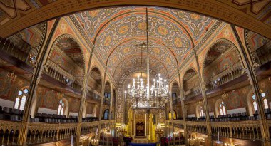 Bükreş, Romanya - 27 Kasım 2019: Viyana Leopoldstadt-Tempelgasse Büyük Sinagogu 'nun bir kopyası. Enderle ve Freiwald tarafından tasarlandı ve 1857-1867 yılları arasında inşa edildi..