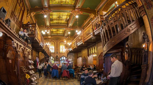 BUCHAREST, ROMANIA - 26 Kasım 2019: BUCHAREST, ROMANIA - 26 Kasım 2019: 1899 tarihli ve mimar Zigfried KOFSINSKY 'nin projesine dayanan CARU' CU (Bira Arabası Restoranı) eski restoranında.