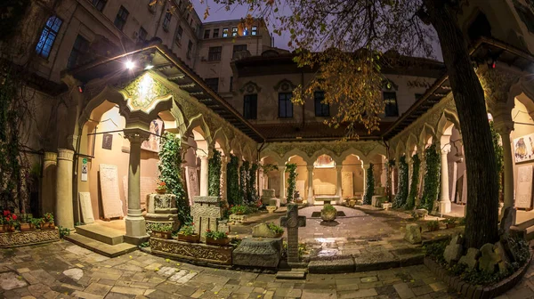 ブカレスト ルーマニア 2019年11月26日 ギリシャの僧Ioanikia Stratonikea イオニア ストラトニキア によって1724年に設立されたストラトニキア修道院の中庭の夜景 ブランコバン建築様式の傑作 — ストック写真