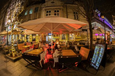 BELGRAD, SERBIA - 4 Mart 2020: Stari Grad, Grad Beograd 'daki Obilicev Venac' ta teras ve restoranlarla gece görüşü.