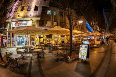 BELGRAD, SERBIA - 4 Mart 2020: Stari Grad, Grad Beograd 'daki Obilicev Venac' ta teras ve restoranlarla gece görüşü.