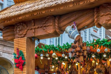 TIMISOARA, ROMANIA - 1 Aralık 2021: Maramures bölgesinden geleneksel ürünler ve spesifik atmosfer ile sokak Noel fuarından görüntüler.