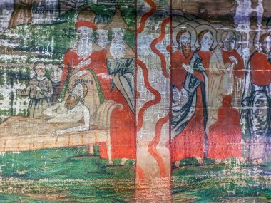 POLİYE İZEI, MARAMURES, ROMANIA-SEPT. 19, 2020: 17. yüzyıldan kalma ahşap St. Pius Parascheva kilisesinin içi. Resim 1794 'te icra edildi. 1999 yılında UNESCO 'nun kelime mirasına dahil edildi.