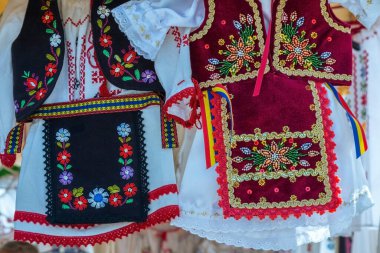 Satılığa çıkarılan bir sokak fuarındaki kızlar için Rumen geleneksel giysileri. Romanya 'nın Maramures bölgesi için özel.