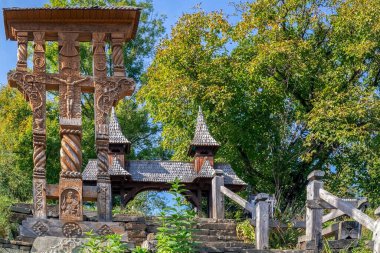 Romanya 'nın Desesti kasabası, özellikle Maramures bölgesi için geleneksel Romen motifleriyle oyulmuş dekoratif ahşap haç.