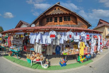 SAPANTA, MARAMURES, ROMANIA - 18 Eylül 2020: Geleneksel bir fuarda geleneksel Romen ürünlerinin satışa çıkarıldığı Rustik sokak standı. Özellikle Maramures bölgesi için..