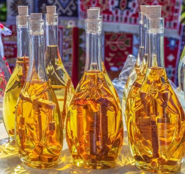 SAPANTA, MARAMURES, ROMANIA - 18 Eylül 2020: Ahşap iç haçlarla süslenmiş geleneksel Romen içeceği (Tuica) bir sokak fuarında satışa sunuldu.